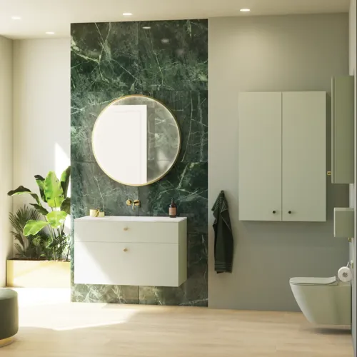 Stijlvolle en luxueuze badkamer met zachte groene tinten, een grote elegante ronde spiegel en een modern, verfijnd groen toilet