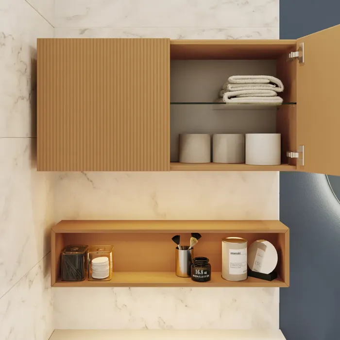 Kleine stijlvolle badkamer met donkerblauwe muren, zachte gele badkamermeubels met groeven en een elegante ronde spiegel met lamp