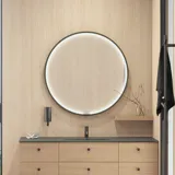 Stijlvolle badkamer in Scandinavische en Japandi stijl met lichte houten muren, ronde spiegel en minimalistische badkamermeubels