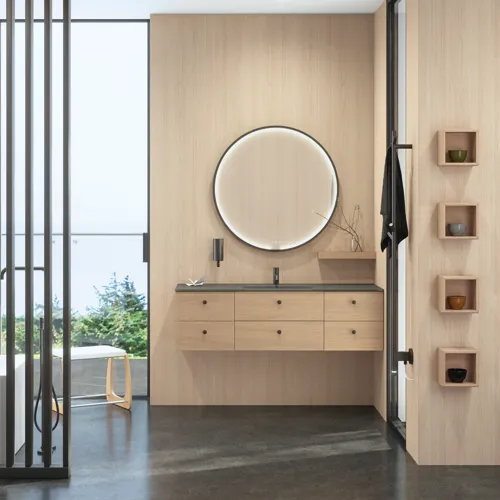 Stijlvolle badkamer in Scandinavische en Japandi stijl met lichte houten muren, ronde spiegel en minimalistische badkamermeubels