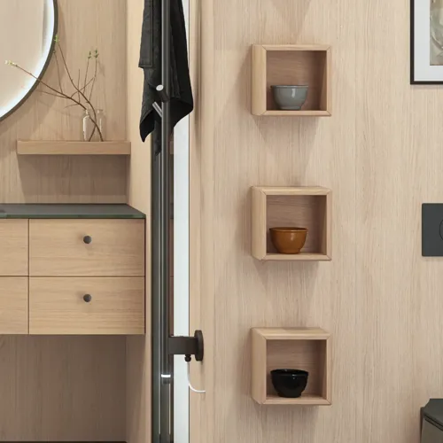 Stijlvolle badkamer in Scandinavische en Japandi stijl met lichte houten muren, ronde spiegel en minimalistische badkamermeubels