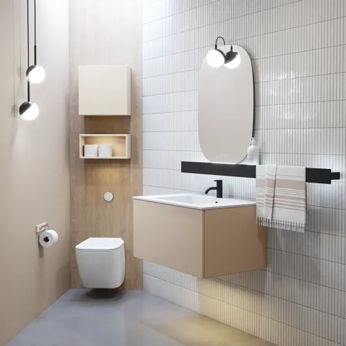 Stijlvolle badkamer inspiratie met beige wastafelmeubel met binnenlade, bovenkast, open plank, ovale spiegel met verlichting, bijpassende hanglampen, plank onder de spiegel en wandgemonteerd toilet. Wanden met lichte, langwerpige tegels