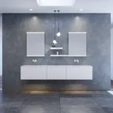 Moderne en grote minimalistische badkamer inspiratie met dubbele wastafels, vierkante spiegels met lichtregeling, stijlvolle hanglampen, grote grijze tegels en een ruim ontwerp met veel natuurlijk licht