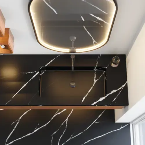 Moderne en stijlvolle badkamer inspiratie met ovale spiegel met zwarte lijst en lichtregeling, gekleurd toilet, wastafelmeubel, onderkasten en kasten in roodbruin eiken, Silestone wastafel en bijpassende vloer