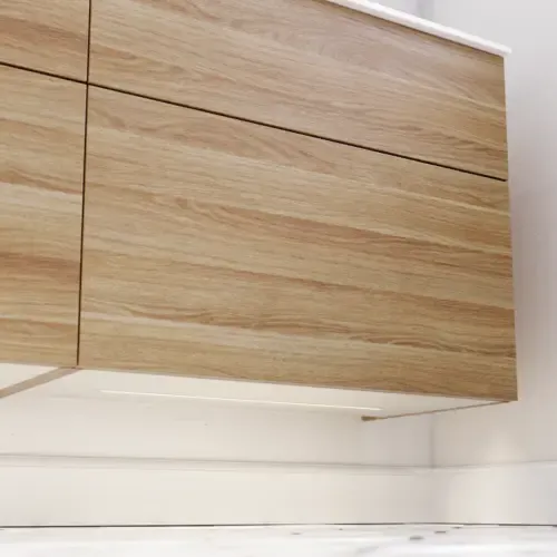 Scandinavische badkamer in hout met mooie ronde spiegels met zwarte randen en veel opbergruimte in het badkamermeubel