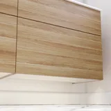 Scandinavische badkamer in hout met mooie ronde spiegels met zwarte randen en veel opbergruimte in het badkamermeubel