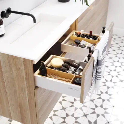 Scandinavische badkamer in hout met mooie ronde spiegels met zwarte randen en veel opbergruimte in het badkamermeubel