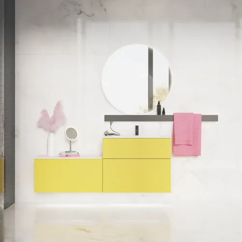 Grote badkamerinspiratie met geel wastafelkast met elegante witte wastafel en werkblad, stijlvolle zwarte plank en mooie ronde spiegel met witte rand, witte marmeren muren en vloer en kleine zwarte tegels geven een moderne en stedelijke uitstraling.