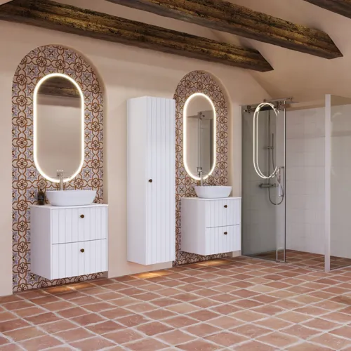 Grote badkamerinspiratie met witte meubels met ribbels, elegante aanrechtbladen en opzetwastafels, ovale spiegels met verlichting, zichtbare balken en patroontegels geven een vintage en stijlvol uiterlijk