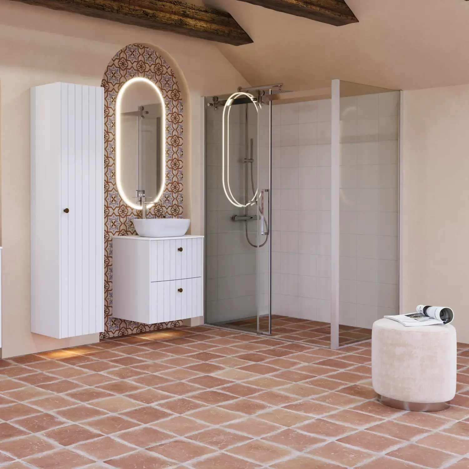 Grote badkamerinspiratie met witte meubels met ribbels, elegante aanrechtbladen en opzetwastafels, ovale spiegels met verlichting, zichtbare balken en patroontegels geven een vintage en stijlvol uiterlijk