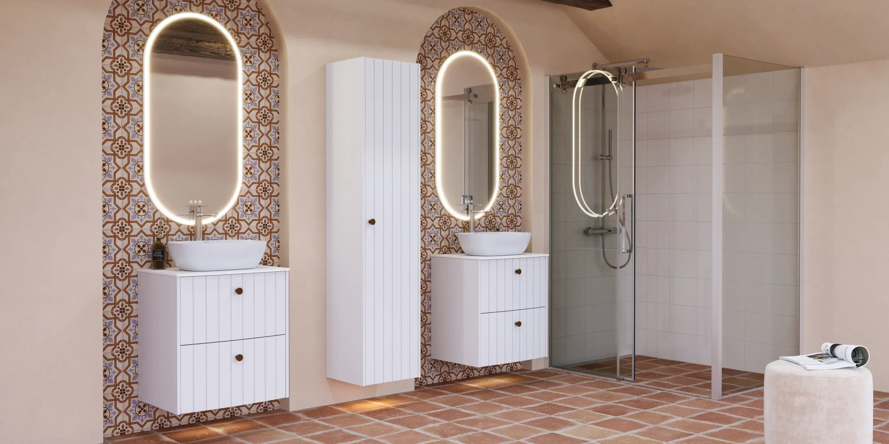 Grote badkamerinspiratie met witte meubels met ribbels, elegante aanrechtbladen en opzetwastafels, ovale spiegels met verlichting, zichtbare balken en patroontegels geven een vintage en stijlvol uiterlijk