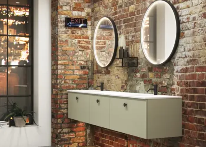 Moderne stoere badkamer in urban stijl. Mooie wastafelkasten en ronde spiegels met zwarte randen