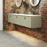Moderne stoere badkamer in urban stijl. Mooie wastafelkasten en ronde spiegels met zwarte randen