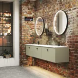 Moderne stoere badkamer in urban stijl. Mooie wastafelkasten en ronde spiegels met zwarte randen