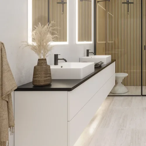 Grote badkamerinspiratie in moderne en minimalistische stijl met witte badkamermeubels en een elegant zwart aanrechtblad met vierkante vrijstaande wastafels, esthetische en praktische ingebouwde spiegelkasten met lichtrand en inloopdouche