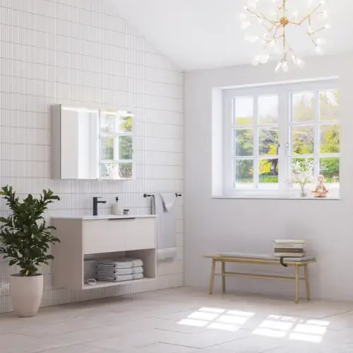 Grote badkamerinspiratie met kleine langwerpige tegels, elegant badmeubel en hoge kast in lichtbeige met mooie smalle strepen, zwarte moderne langwerpige handgrepen en stijlvolle spiegelkast met licht om een romantische sfeer te creëren.