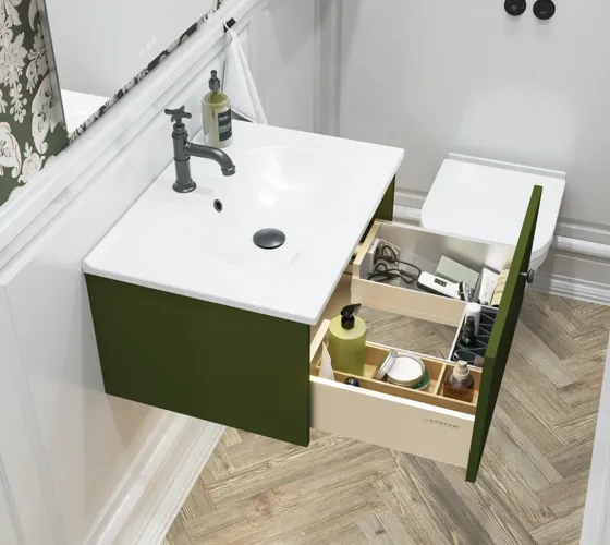 Kleine badkamerinspiratie in klassieke stijl met wastafelmeubel en bovenspiegelkast in olijfgroen, een mooie vierkante spiegel, visgraatvloer en behang geven een luxe en verfijnde uitstraling.