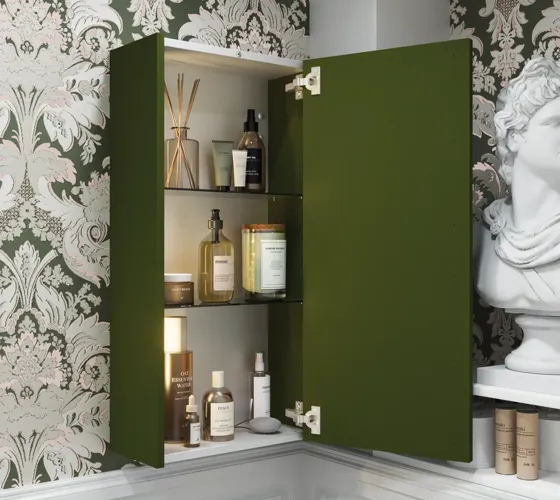 Kleine badkamerinspiratie in klassieke stijl met wastafelmeubel en bovenspiegelkast in olijfgroen, een mooie vierkante spiegel, visgraatvloer en behang geven een luxe en verfijnde uitstraling.