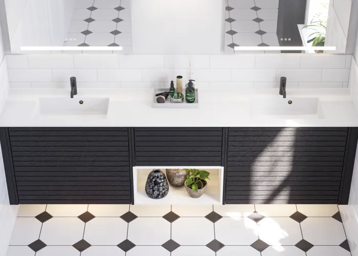 Grote badkamerinspiratie met badkamermeubels van zwart eikenhout met elegante groeven, stijlvolle dubbele wastafel, vierkante spiegels, witte tegels met geometrisch patroon geven een lichte, symmetrische en klassieke uitstraling.