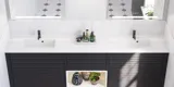 Grote badkamerinspiratie met badkamermeubels van zwart eikenhout met elegante groeven, stijlvolle dubbele wastafel, vierkante spiegels, witte tegels met geometrisch patroon geven een lichte, symmetrische en klassieke uitstraling.