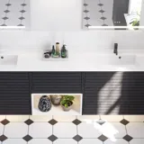 Grote badkamerinspiratie met badkamermeubels van zwart eikenhout met elegante groeven, stijlvolle dubbele wastafel, vierkante spiegels, witte tegels met geometrisch patroon geven een lichte, symmetrische en klassieke uitstraling.