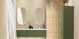 Grote en luxe badkamer met mooie ovale spiegels en mooie tegels in natuurlijke kleuren