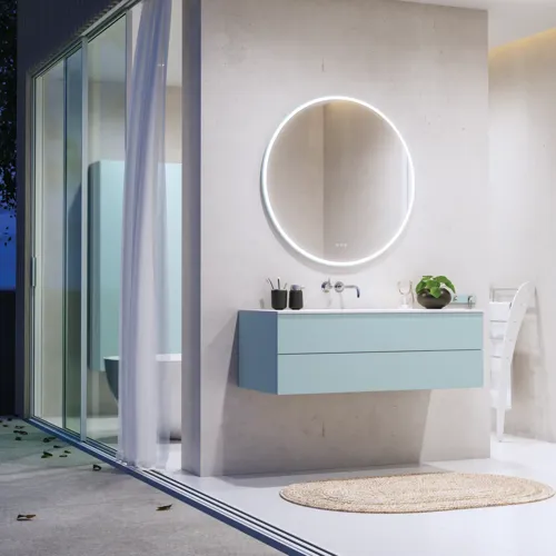 Grote moderne badkamer met badkamermeubel in lichte, blauwe kleuren in een Scandinavische stijl