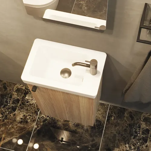 Stijlvolle en minimalistische badkamerinspiratie met micro wastafel en klein wastafelmeubel, vierkante spiegel met afgeronde hoeken en lamp, en elegant spiegelkast.