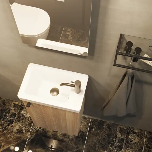 Stijlvolle en minimalistische badkamerinspiratie met micro wastafel en klein wastafelmeubel, vierkante spiegel met afgeronde hoeken en lamp, en elegant spiegelkast.