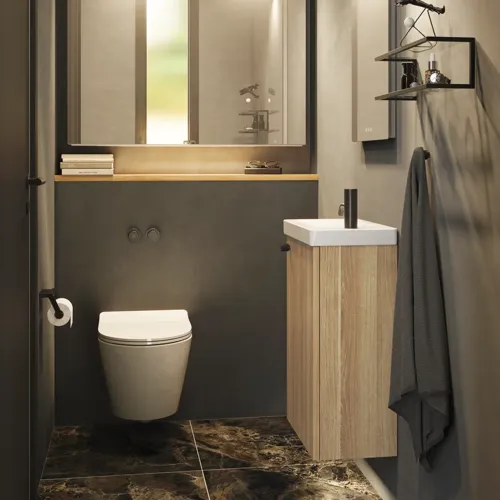 Stijlvolle en minimalistische badkamerinspiratie met micro wastafel en klein wastafelmeubel, vierkante spiegel met afgeronde hoeken en lamp, en elegant spiegelkast.