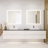 Grote badkamerinspiratie in moderne en minimalistische stijl met witte badkamermeubels en een elegant zwart aanrechtblad met vierkante vrijstaande wastafels, esthetische en praktische ingebouwde spiegelkasten met lichtrand en inloopdouche