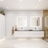 Grote badkamerinspiratie in moderne en minimalistische stijl met witte badkamermeubels en een elegant zwart aanrechtblad met vierkante vrijstaande wastafels, esthetische en praktische ingebouwde spiegelkasten met lichtrand en inloopdouche