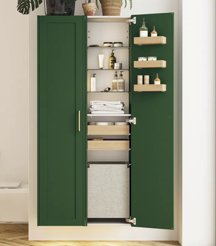 Grote badkamer in groene kleurstelling met wastafelmeubel, ovale spiegel met gouden rand en mooie deuren met