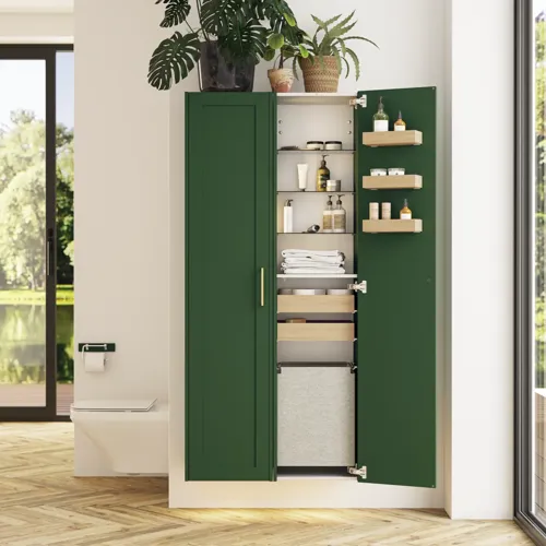 Grote badkamer in groene kleurstelling met wastafelmeubel, ovale spiegel met gouden rand en mooie deuren met