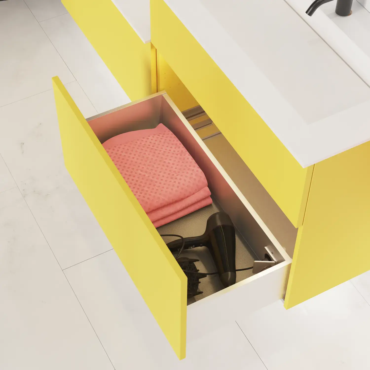 Grote badkamerinspiratie met geel wastafelkast met elegante witte wastafel en werkblad, stijlvolle zwarte plank en mooie ronde spiegel met witte rand, witte marmeren muren en vloer en kleine zwarte tegels geven een moderne en stedelijke uitstraling.