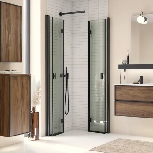 Inspiratie voor een grote badkamer met meubels van bruin eikenhout, zwarte framefronten, dubbele wastafel, zwarte plank, afgeronde spiegels, zwarte hoekdouche met vouwdeuren, witte tegels en beige muren