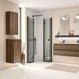 Inspiratie voor een grote badkamer met meubels van bruin eikenhout, zwarte framefronten, dubbele wastafel, zwarte plank, afgeronde spiegels, zwarte hoekdouche met vouwdeuren, witte tegels en beige muren