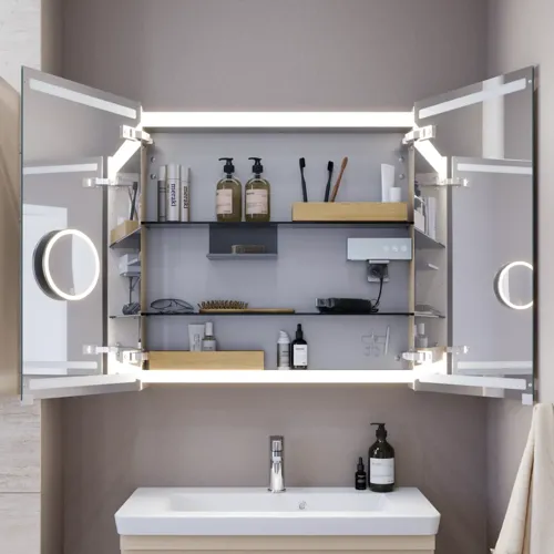 Kleine badkamerinspiratie met wastafelkast en kast boven het toilet in beige speciale kleur, elegante spiegelkast met geïntegreerde verlichting, de lichte kleuren en het witte gordijn creëren een romantische en vrouwelijke sfeer.