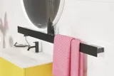 Grote badkamerinspiratie met geel wastafelkast met elegante witte wastafel en werkblad, stijlvolle zwarte plank en mooie ronde spiegel met witte rand, witte marmeren muren en vloer en kleine zwarte tegels geven een moderne en stedelijke uitstraling.
