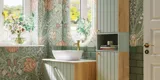 Badkamerinspiratie met groene meubels in speciale kleur met zijden van natuurlijk eikenhout, elegante groeven, werkblad met ovale opzetwastafel, ovale spiegel en bloemenbehang geeft een sierlijke, retro uitstraling.
