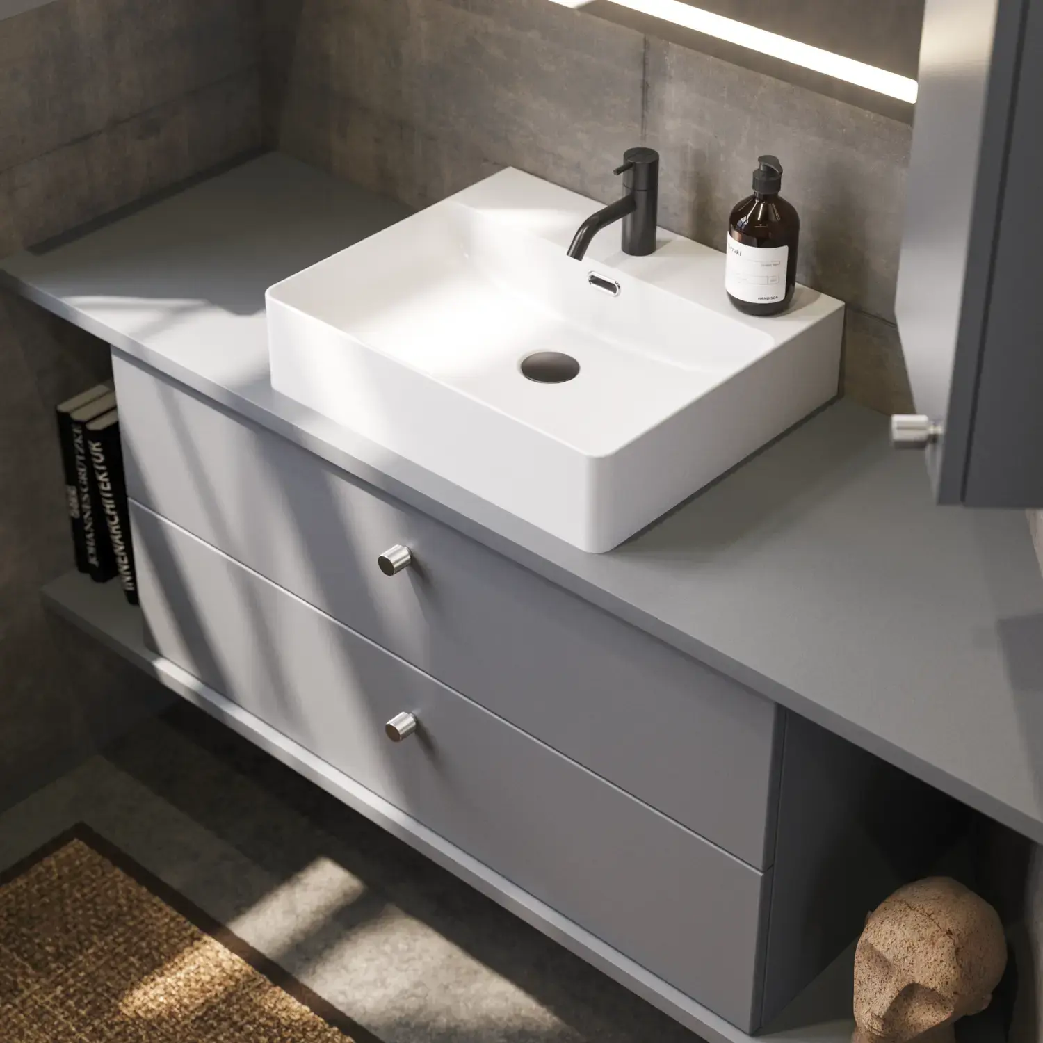 Badkamer met schuine muren inspiratie, grijze wastafelmeubel en bovenkast, op maat gemaakte aanrechtbladen, moderne vierkante opzetwastafel, vierkante spiegel met verlichting, ruwe betonnen muren en vloeren geven een stedelijke uitstraling