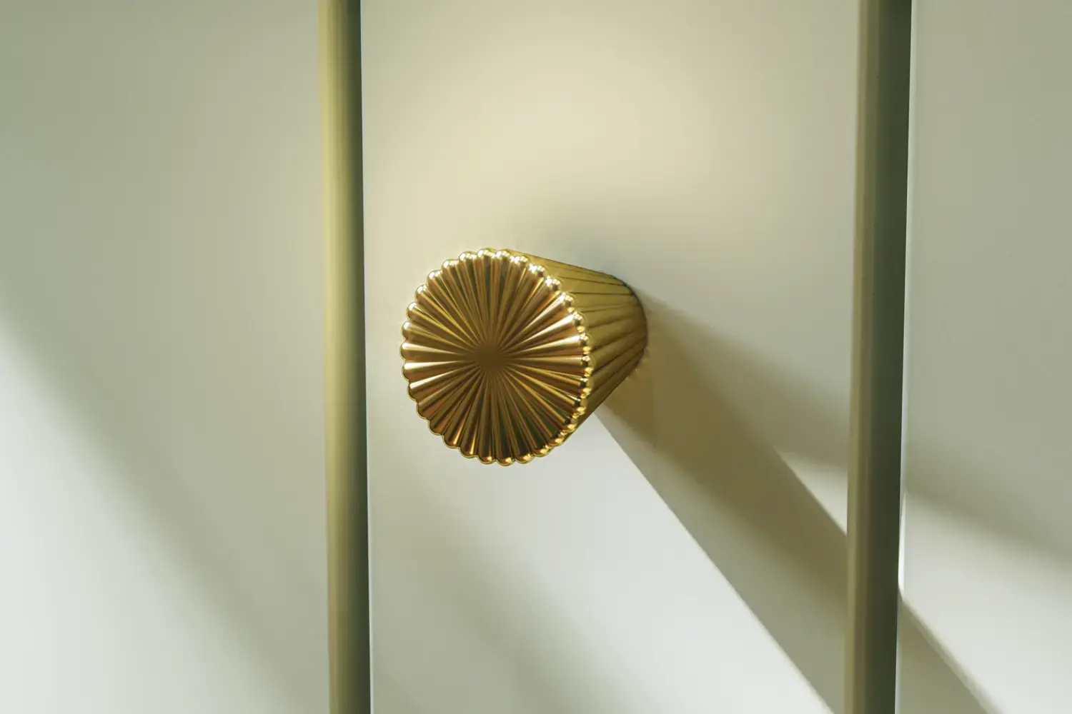 Badkamerinspiratie met groene meubels in speciale kleur met zijden van natuurlijk eikenhout, elegante groeven, werkblad met ovale opzetwastafel, ovale spiegel en bloemenbehang geeft een sierlijke, retro uitstraling.