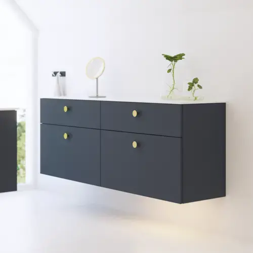 Elegante en moderne badkamer inspiratie met schuin plafond, wandgemonteerde blauwe wastafel- en onderkasten, ronde wastafel met messing kraan, verlichte spiegel en natuurlijk licht