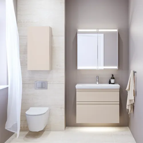 Kleine badkamerinspiratie met wastafelkast en kast boven het toilet in beige speciale kleur, elegante spiegelkast met geïntegreerde verlichting, de lichte kleuren en het witte gordijn creëren een romantische en vrouwelijke sfeer.