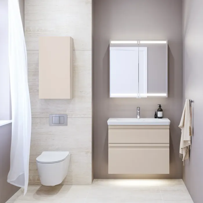 Kleine badkamerinspiratie met wastafelkast en kast boven het toilet in beige speciale kleur, elegante spiegelkast met geïntegreerde verlichting, de lichte kleuren en het witte gordijn creëren een romantische en vrouwelijke sfeer.