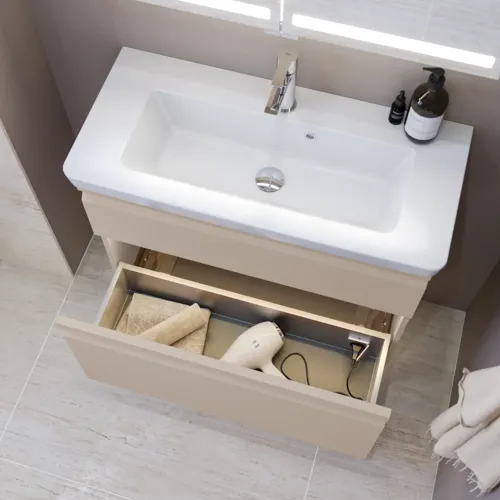 Kleine badkamerinspiratie met wastafelkast en kast boven het toilet in beige speciale kleur, elegante spiegelkast met geïntegreerde verlichting, de lichte kleuren en het witte gordijn creëren een romantische en vrouwelijke sfeer.