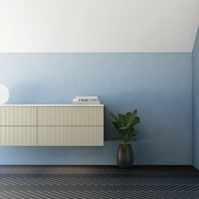 Badkamer met schuin plafond, beige meubels met groeven, elegante werkblad en vierkante wastafel, mooie spiegel met planken, blauwe muren, grote ramen en zwarte visgraatvloer geven een lichte, stedelijke uitstraling.
