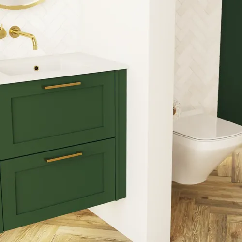 Grote badkamer in groene kleurstelling met wastafelmeubel, ovale spiegel met gouden rand en mooie deuren met