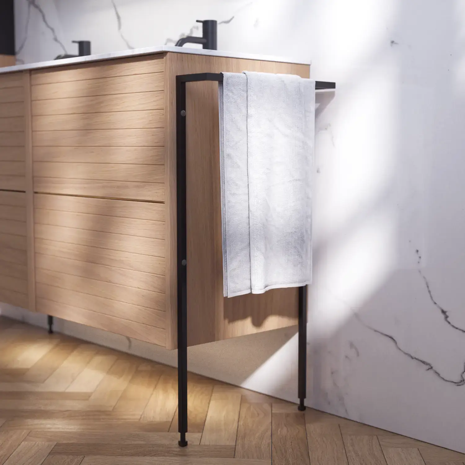 Badkamerinspiratie met wastafelkasten en bovenkasten in licht eikenhout met groeven, elegante dubbele wastafel, mooie spiegelkast met verlichting, visgraatvloer in licht hout en witte marmeren muur geven een klassieke, lichte en strakke uitstraling.