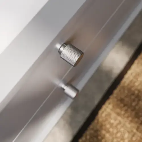 Badkamer met schuine muren inspiratie, grijze wastafelmeubel en bovenkast, op maat gemaakte aanrechtbladen, moderne vierkante opzetwastafel, vierkante spiegel met verlichting, ruwe betonnen muren en vloeren geven een stedelijke uitstraling